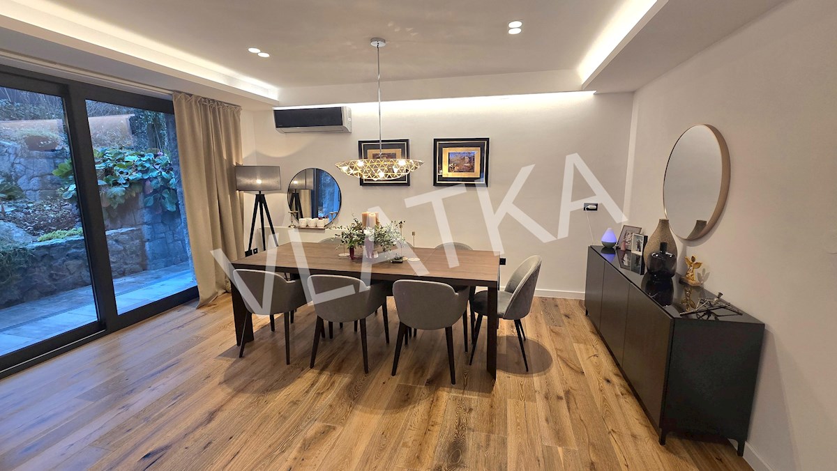 MODERNA 5-SOBNA HIŠA NA TUŠKANCU