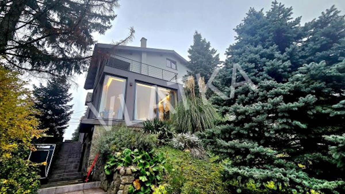 MODERNA 5-SOBNA HIŠA NA TUŠKANCU