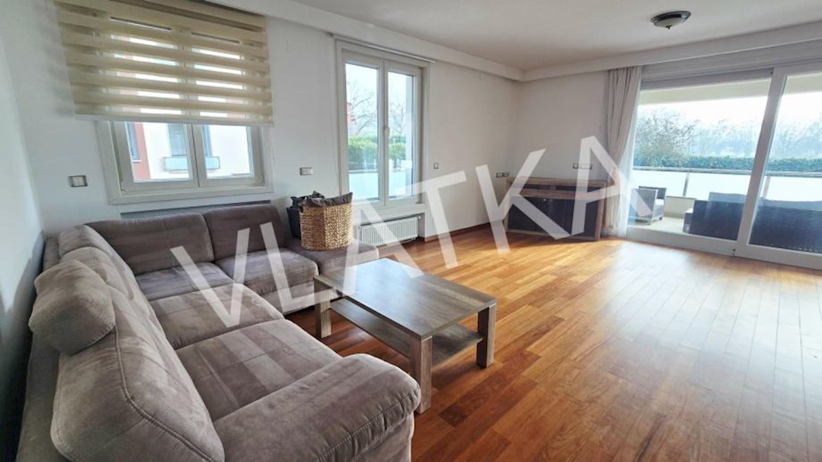 LUKSUZNO 6-SOBNO STANOVANJE Z VRTOM V BLIŽINI AMERIŠKE ŠOLE