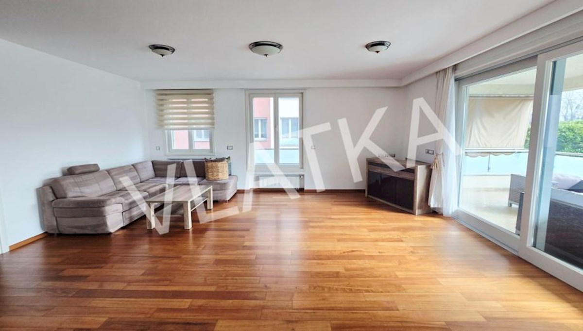 LUKSUZNO 6-SOBNO STANOVANJE Z VRTOM V BLIŽINI AMERIŠKE ŠOLE