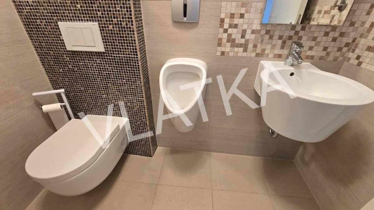 LUKSUZNO 6-SOBNO STANOVANJE Z VRTOM V BLIŽINI AMERIŠKE ŠOLE