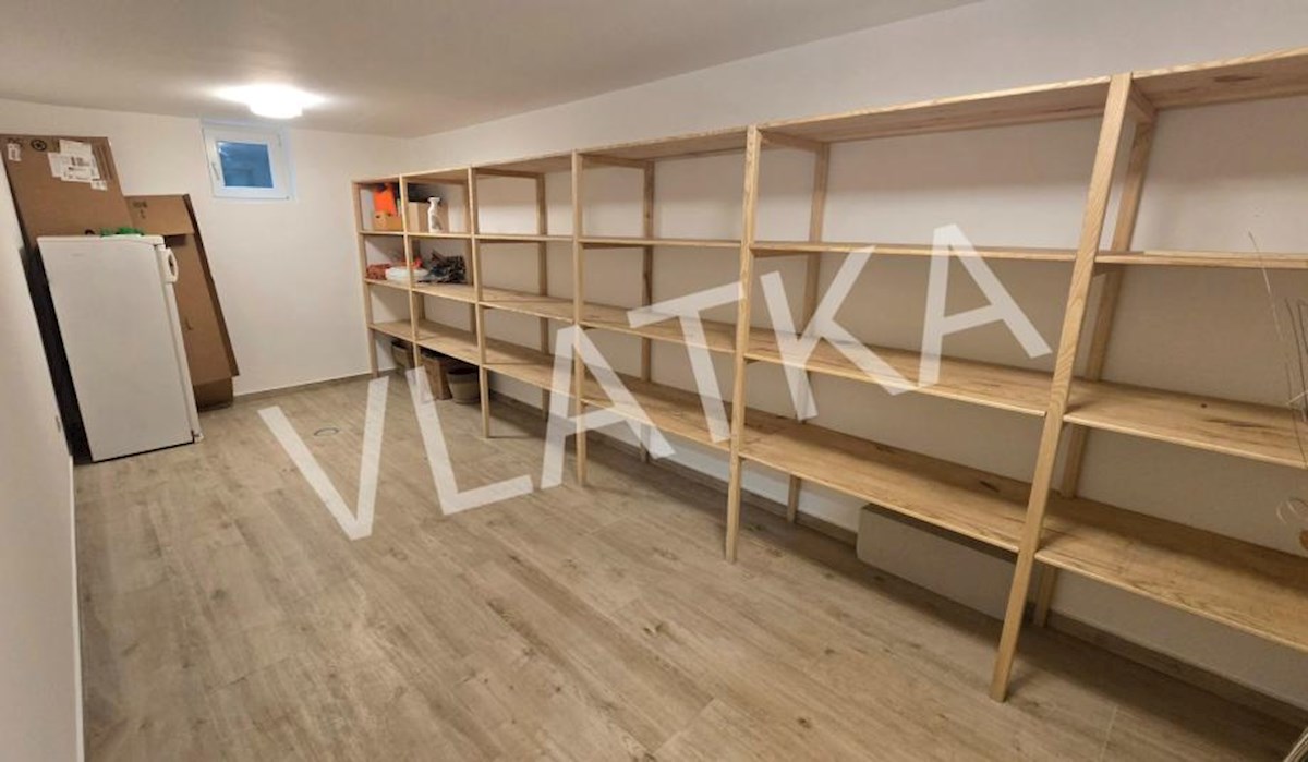 LUKSUZNO 6-SOBNO STANOVANJE Z VRTOM V BLIŽINI AMERIŠKE ŠOLE