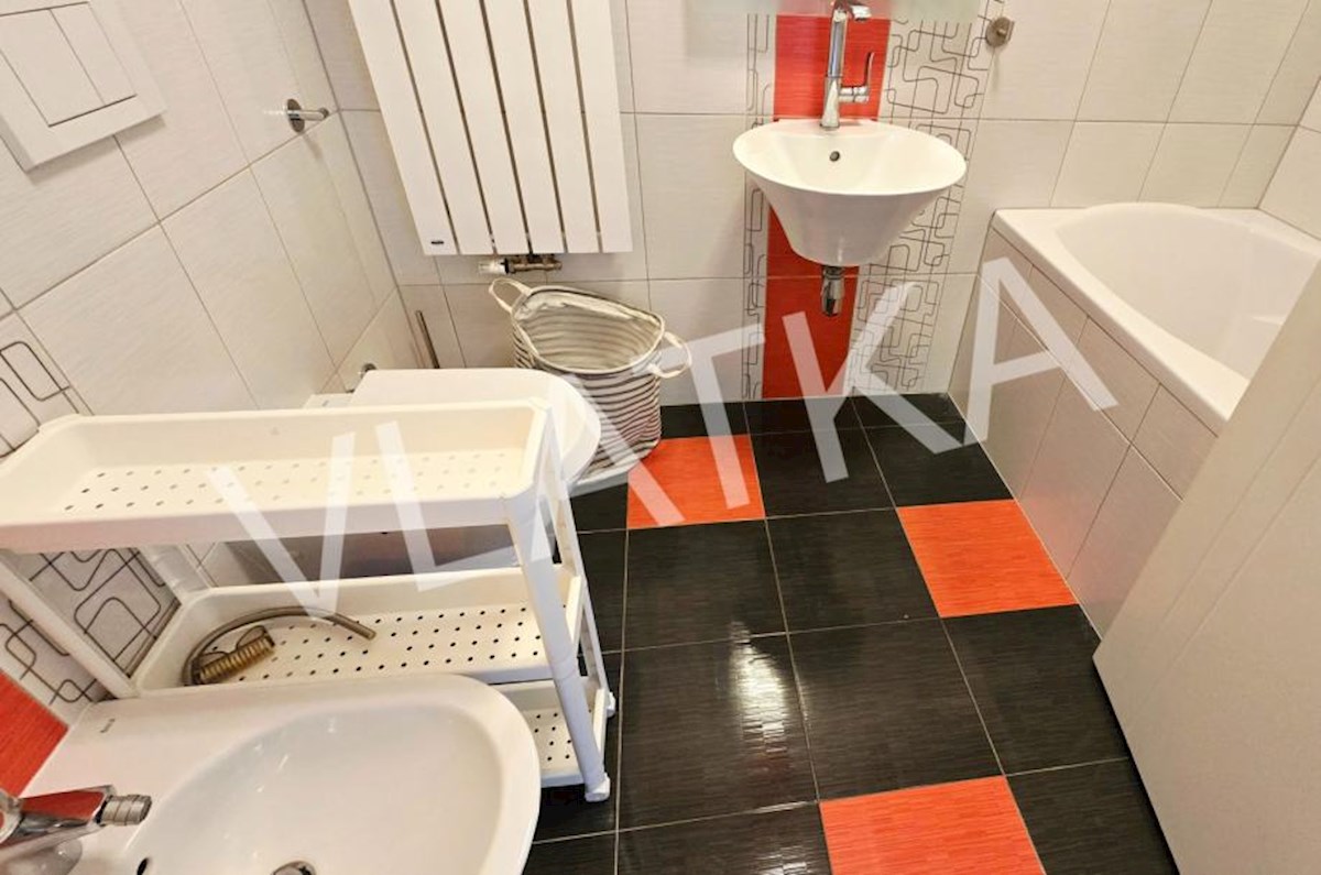 LUKSUZNO 6-SOBNO STANOVANJE Z VRTOM V BLIŽINI AMERIŠKE ŠOLE