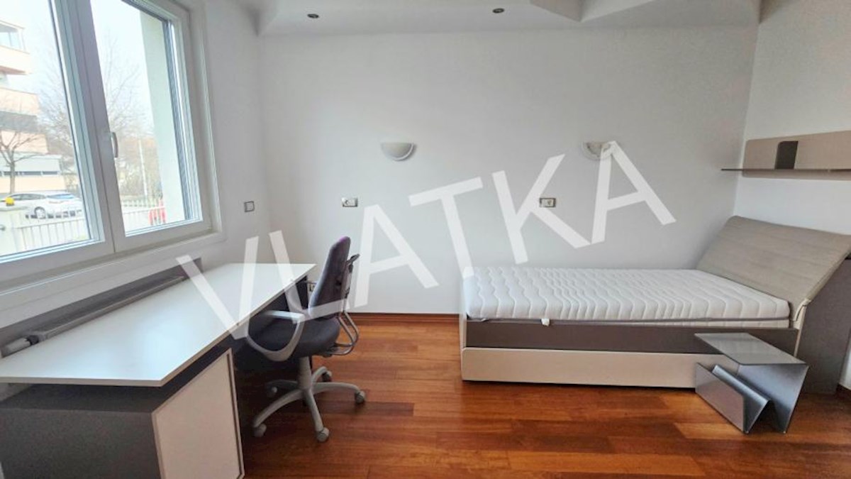 LUKSUZNO 6-SOBNO STANOVANJE Z VRTOM V BLIŽINI AMERIŠKE ŠOLE