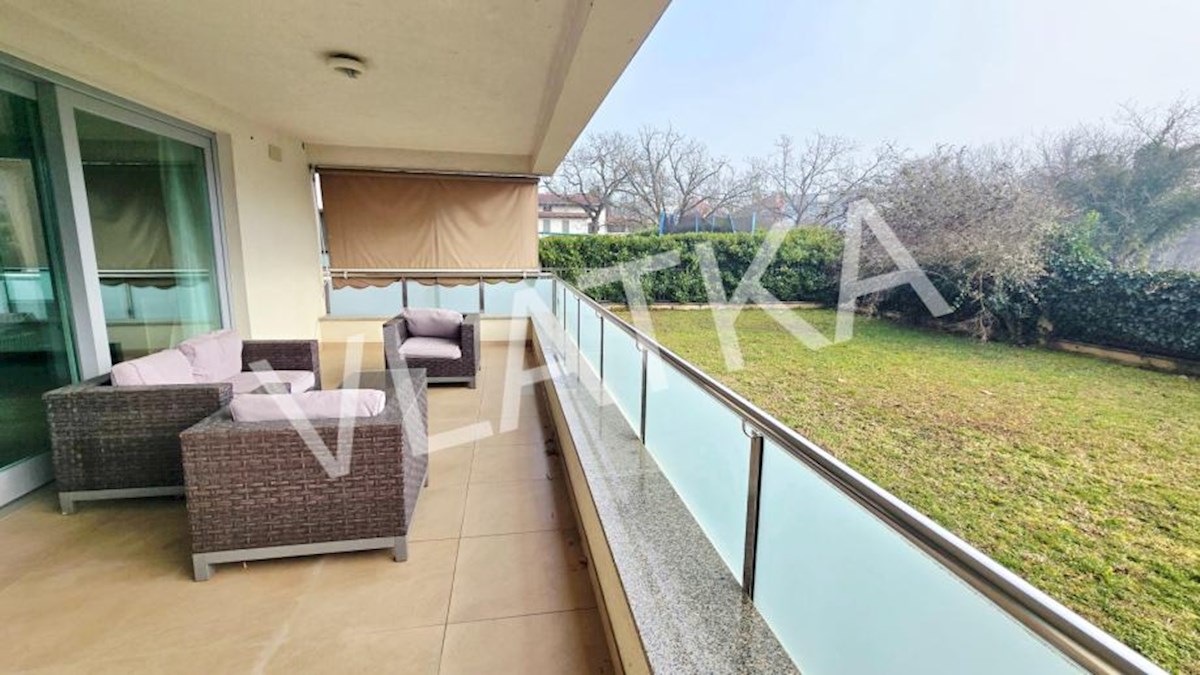 LUKSUZNO 6-SOBNO STANOVANJE Z VRTOM V BLIŽINI AMERIŠKE ŠOLE