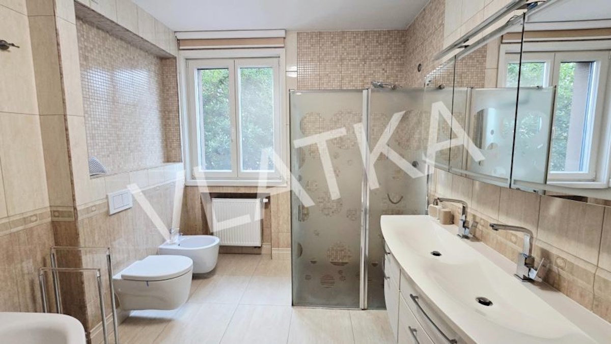 LUKSUZNO 6-SOBNO STANOVANJE Z VRTOM V BLIŽINI AMERIŠKE ŠOLE