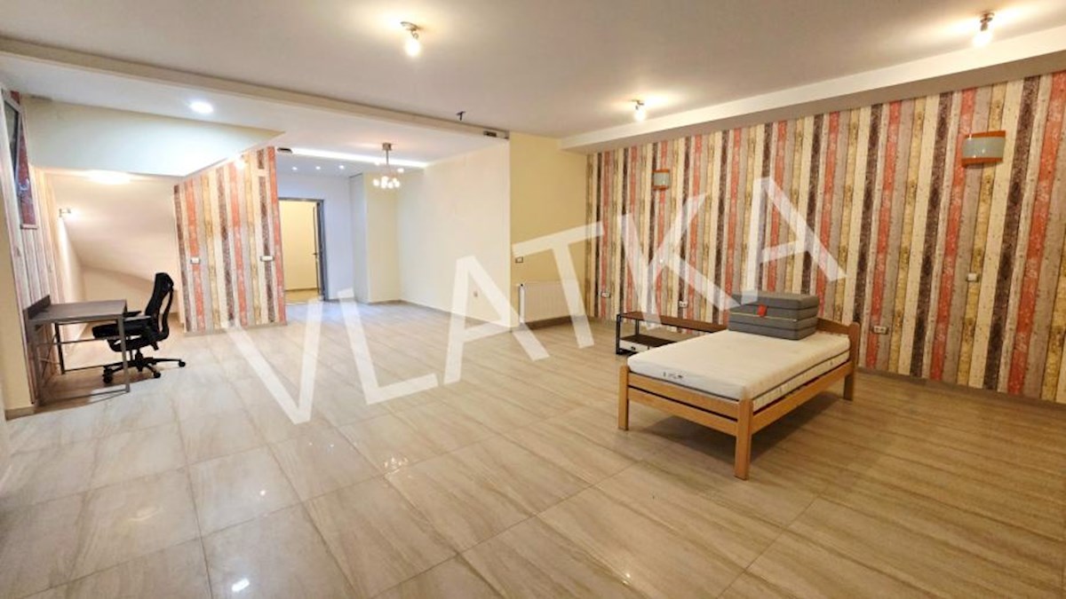 LUKSUZNO 6-SOBNO STANOVANJE Z VRTOM V BLIŽINI AMERIŠKE ŠOLE