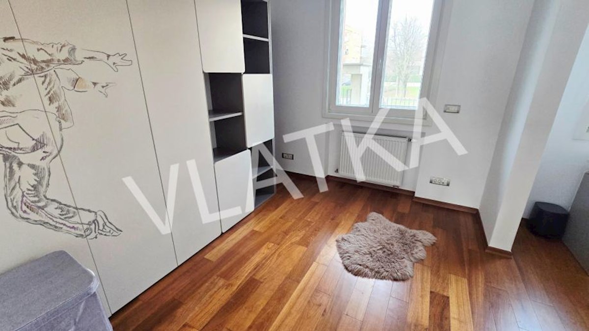 LUKSUZNO 6-SOBNO STANOVANJE Z VRTOM V BLIŽINI AMERIŠKE ŠOLE