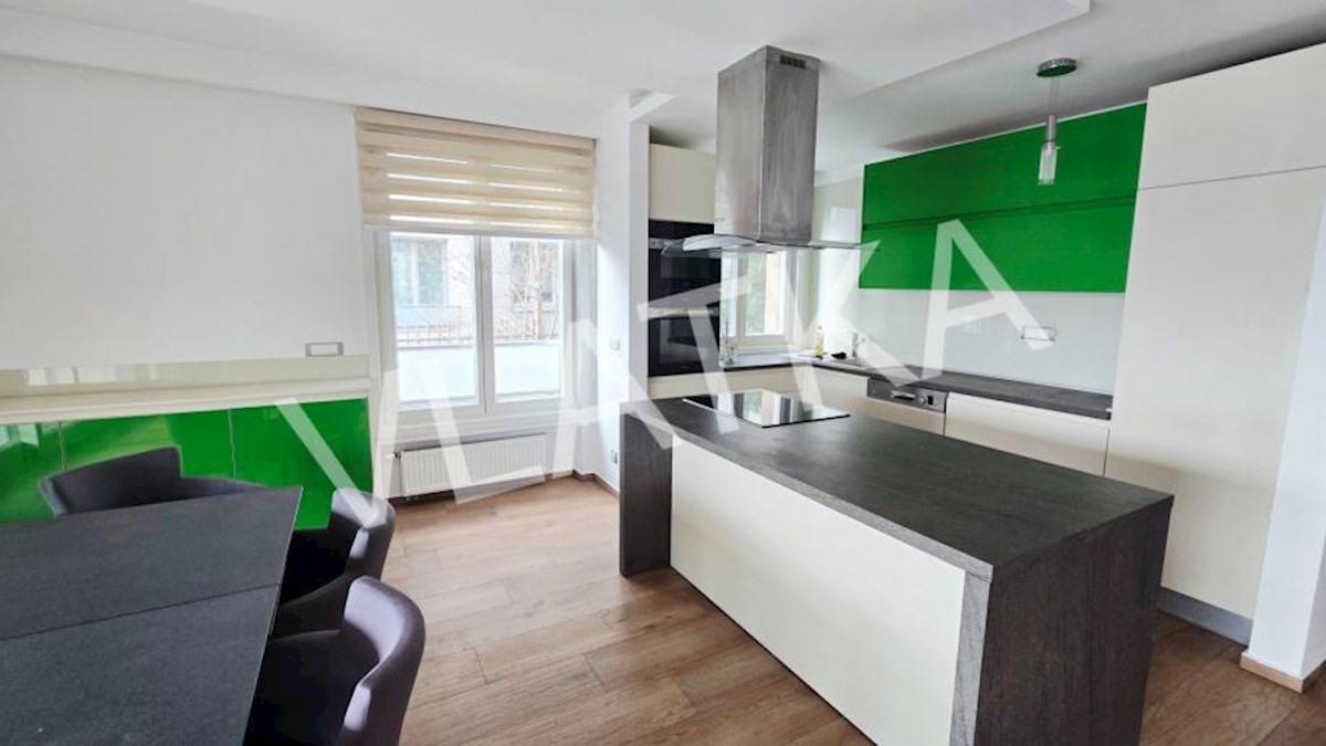 LUKSUZNO 6-SOBNO STANOVANJE Z VRTOM V BLIŽINI AMERIŠKE ŠOLE