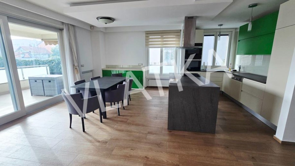 LUKSUZNO 6-SOBNO STANOVANJE Z VRTOM V BLIŽINI AMERIŠKE ŠOLE