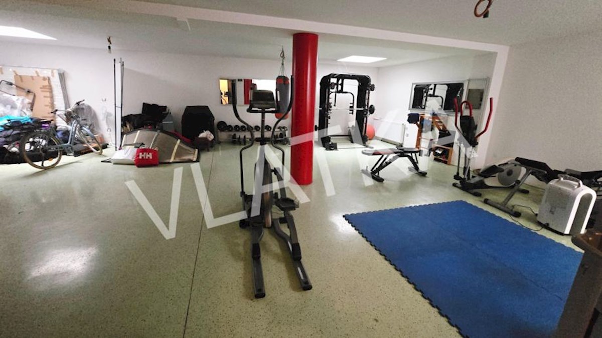 LUKSUZNO 6-SOBNO STANOVANJE Z VRTOM V BLIŽINI AMERIŠKE ŠOLE