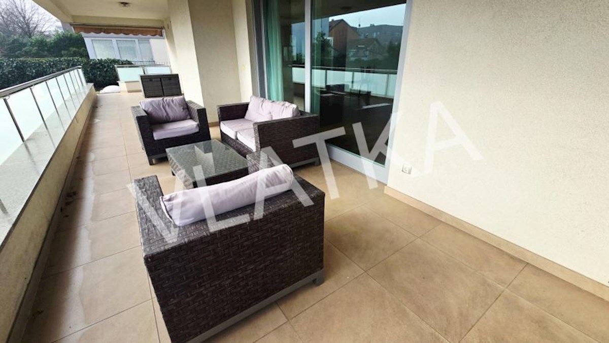 LUKSUZNO 6-SOBNO STANOVANJE Z VRTOM V BLIŽINI AMERIŠKE ŠOLE