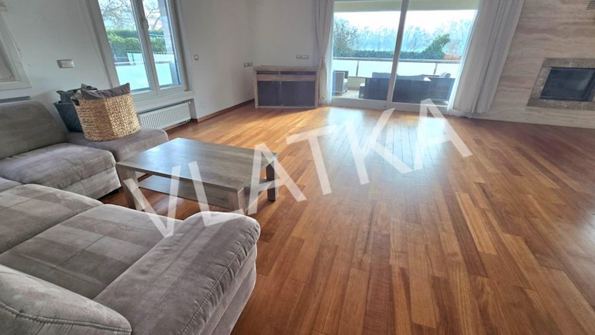 LUKSUZNO 6-SOBNO STANOVANJE Z VRTOM V BLIŽINI AMERIŠKE ŠOLE