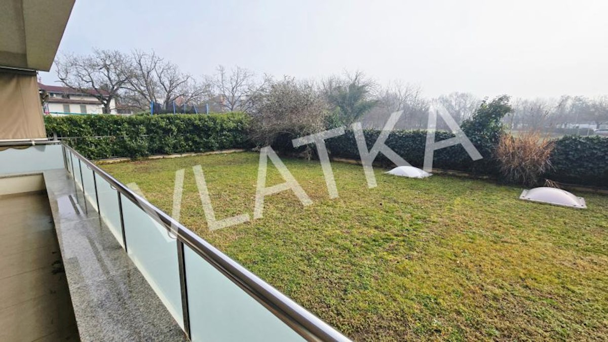 LUKSUZNO 6-SOBNO STANOVANJE Z VRTOM V BLIŽINI AMERIŠKE ŠOLE