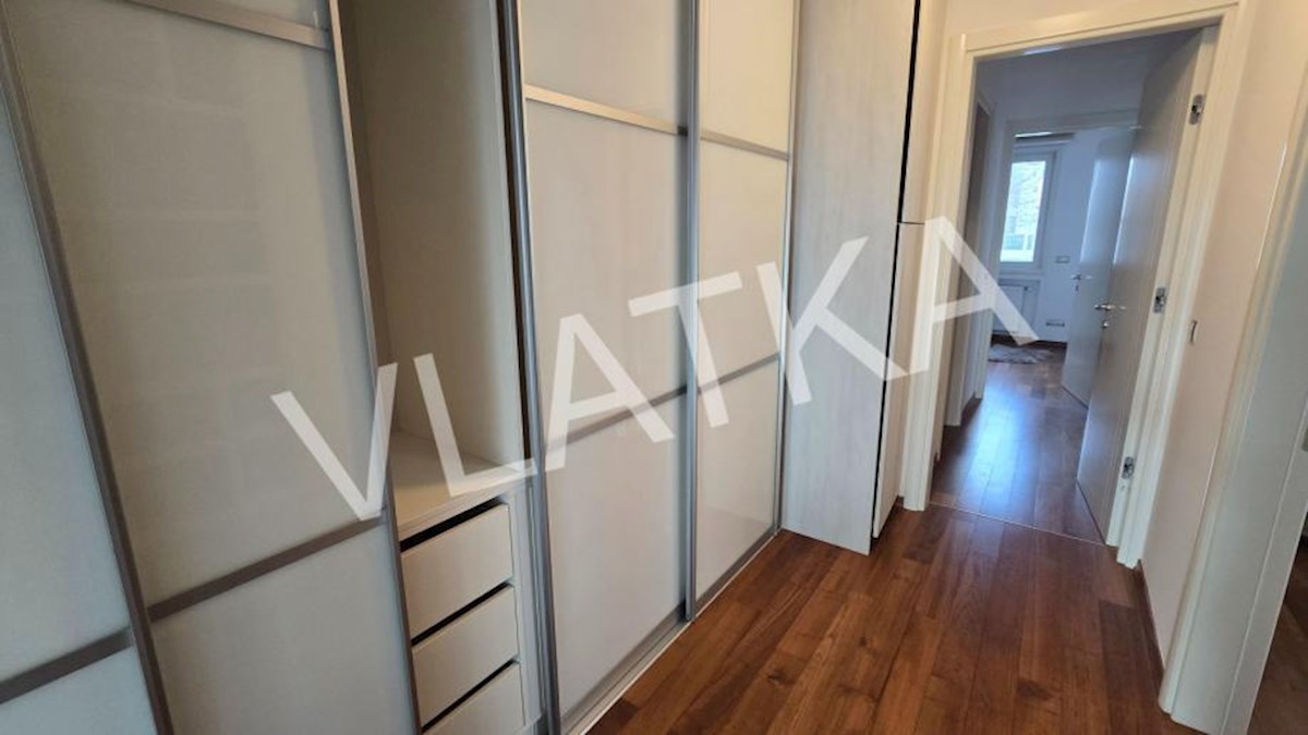 LUKSUZNO 6-SOBNO STANOVANJE Z VRTOM V BLIŽINI AMERIŠKE ŠOLE