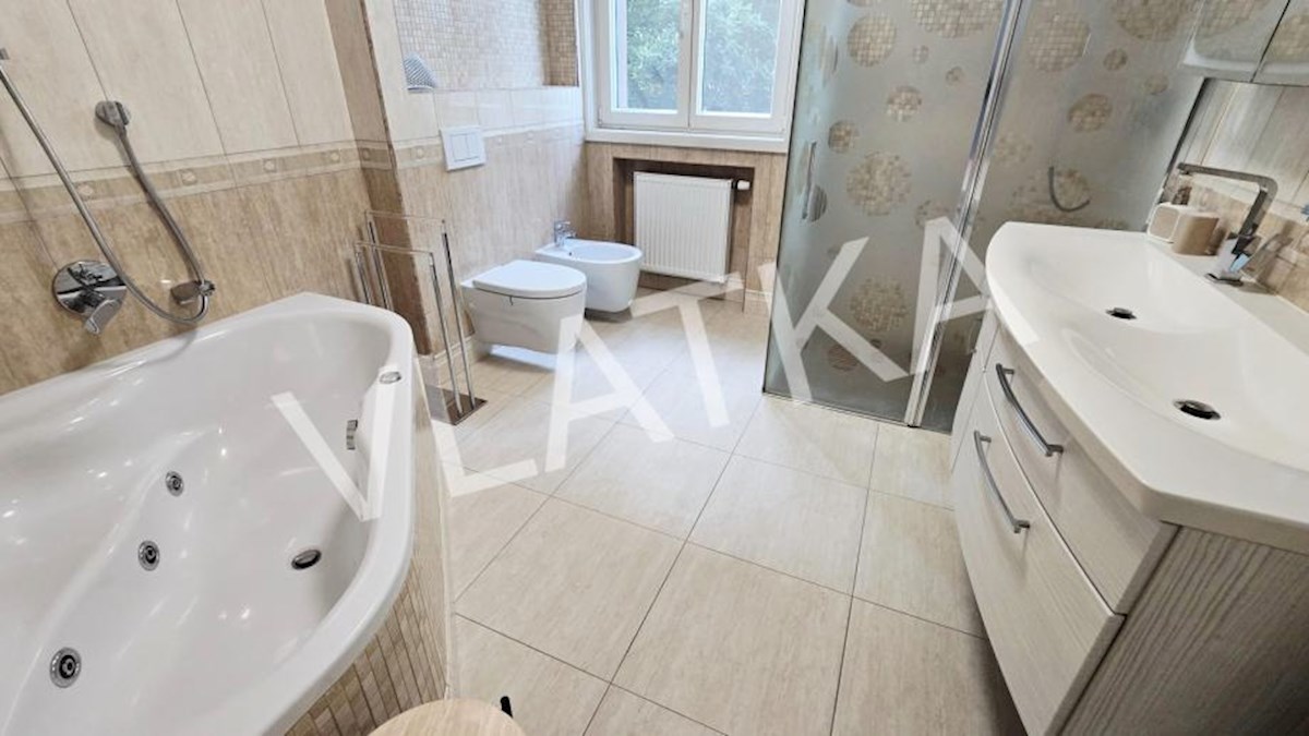 LUKSUZNO 6-SOBNO STANOVANJE Z VRTOM V BLIŽINI AMERIŠKE ŠOLE