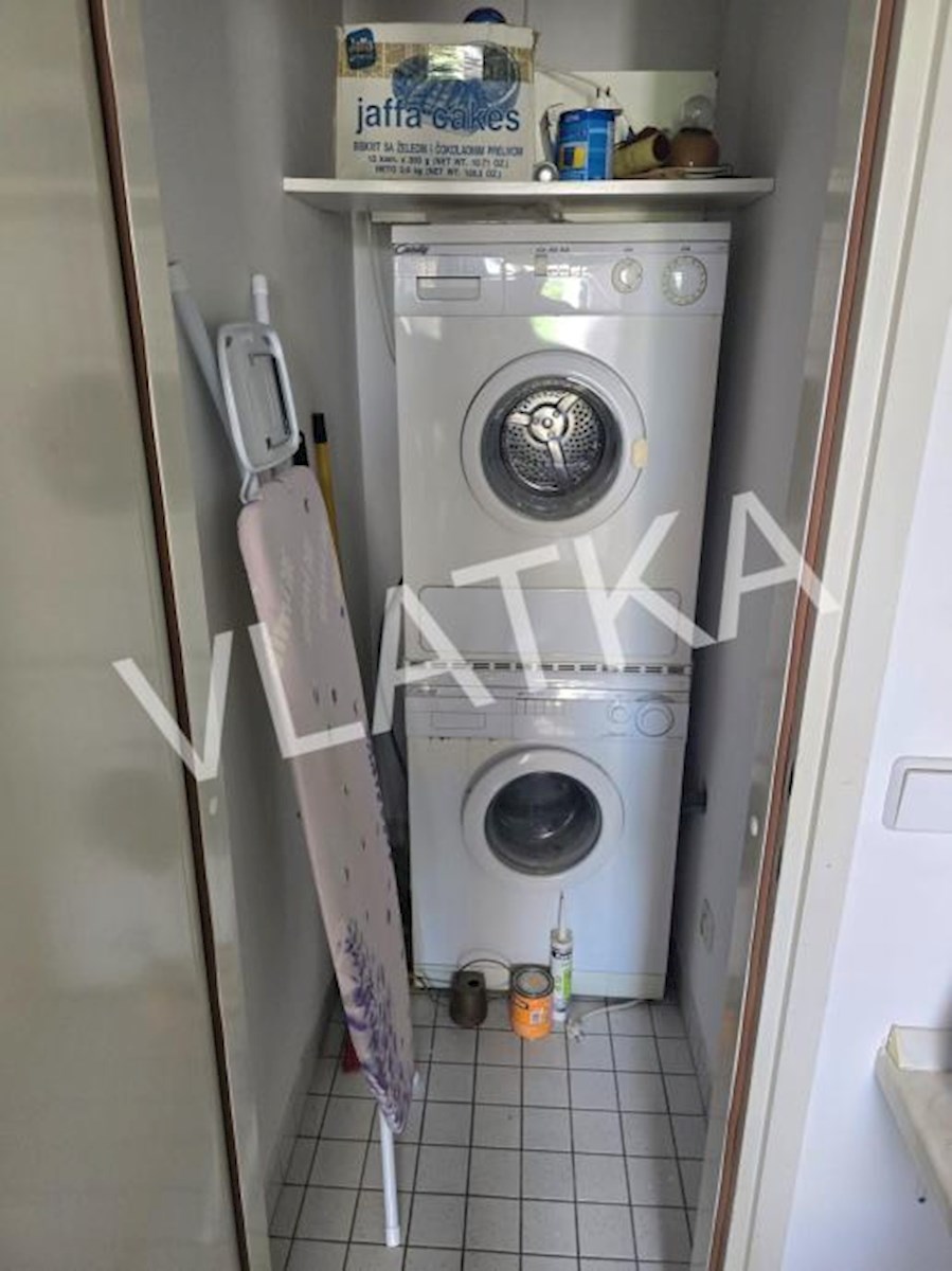 V ZELENI OKOLICI: 4-SOBNO STANOVANJE Z VRTOM, 2 GARAŽAMA IN DVIGALOM