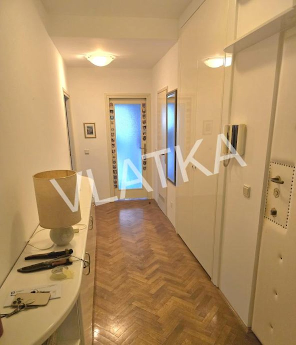 V ZELENI OKOLICI: 4-SOBNO STANOVANJE Z VRTOM, 2 GARAŽAMA IN DVIGALOM