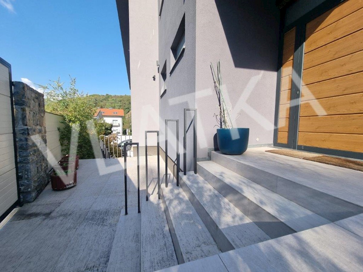 LUKSUZNA VILLA MLINOVI S 5 PARKIRNIMI MESTMI