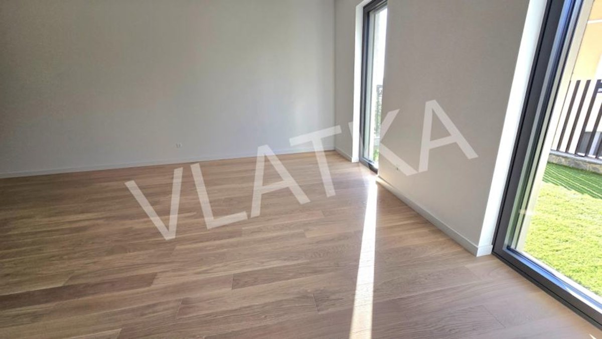 NOVOGRADNJA: 4-SOBNO STANOVANJE Z VRTOM V MAKSIMIRJU