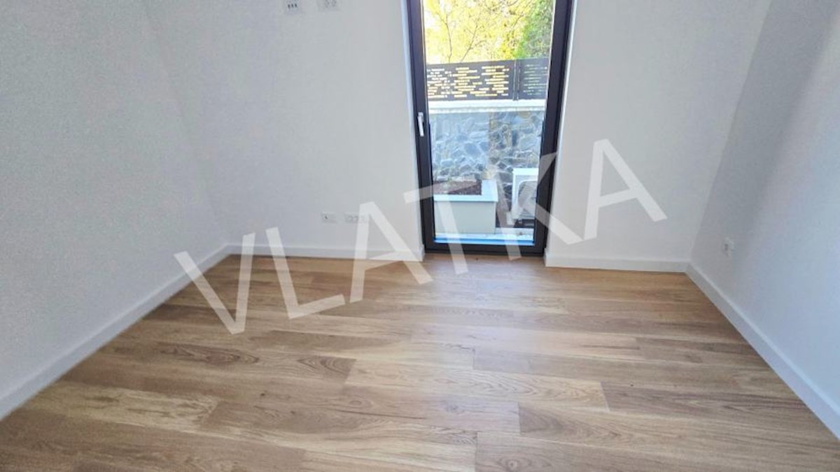 NOVOGRADNJA: 4-SOBNO STANOVANJE Z VRTOM V MAKSIMIRJU