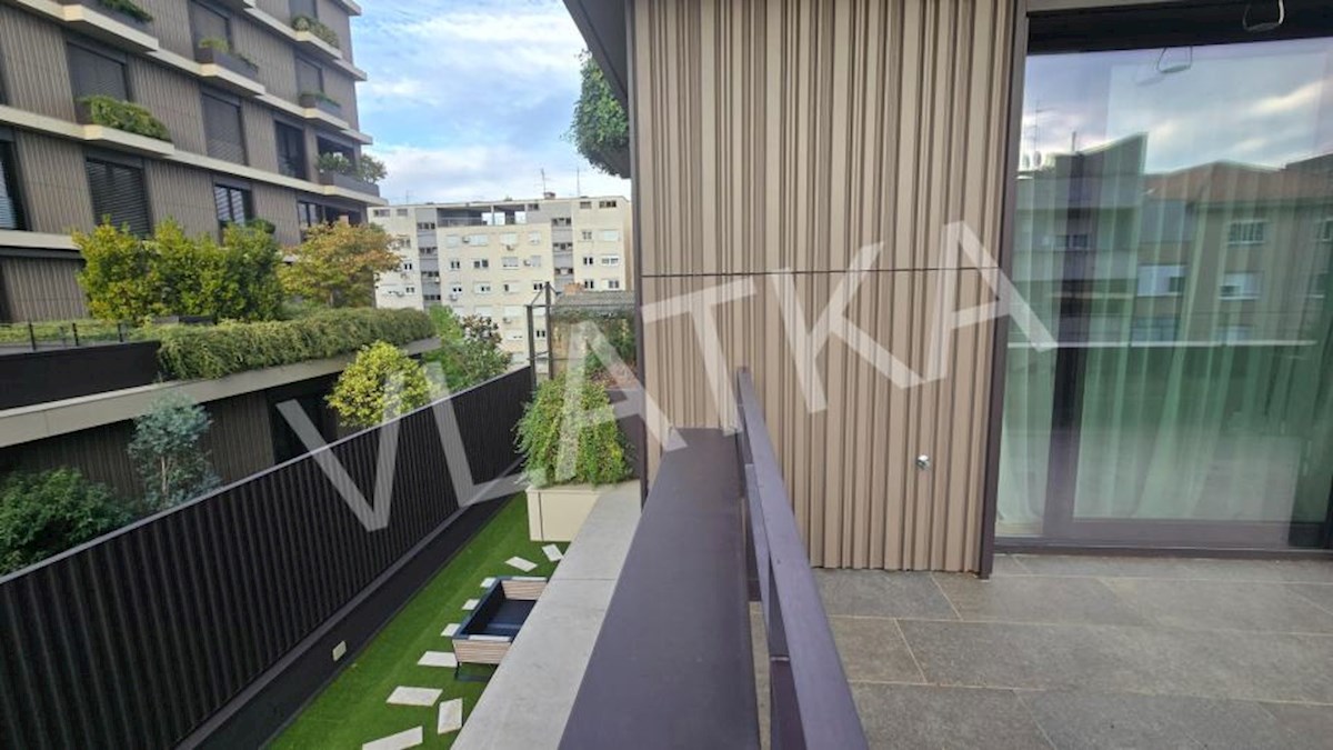 LUKSUZNO 3-SOBNO STANOVANJE S TERASO IN 2 GARAŽNIMA MESTIMA V PARKU KNEŽEVA