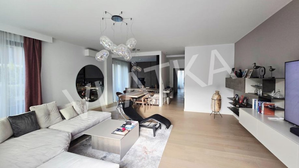 LUKSUZNO 3-SOBNO STANOVANJE S TERASO IN 2 GARAŽNIMA MESTIMA V PARKU KNEŽEVA