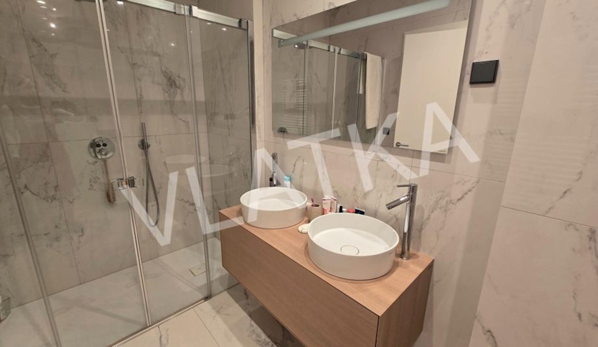 LUKSUZNO 3-SOBNO STANOVANJE S TERASO IN 2 GARAŽNIMA MESTIMA V PARKU KNEŽEVA