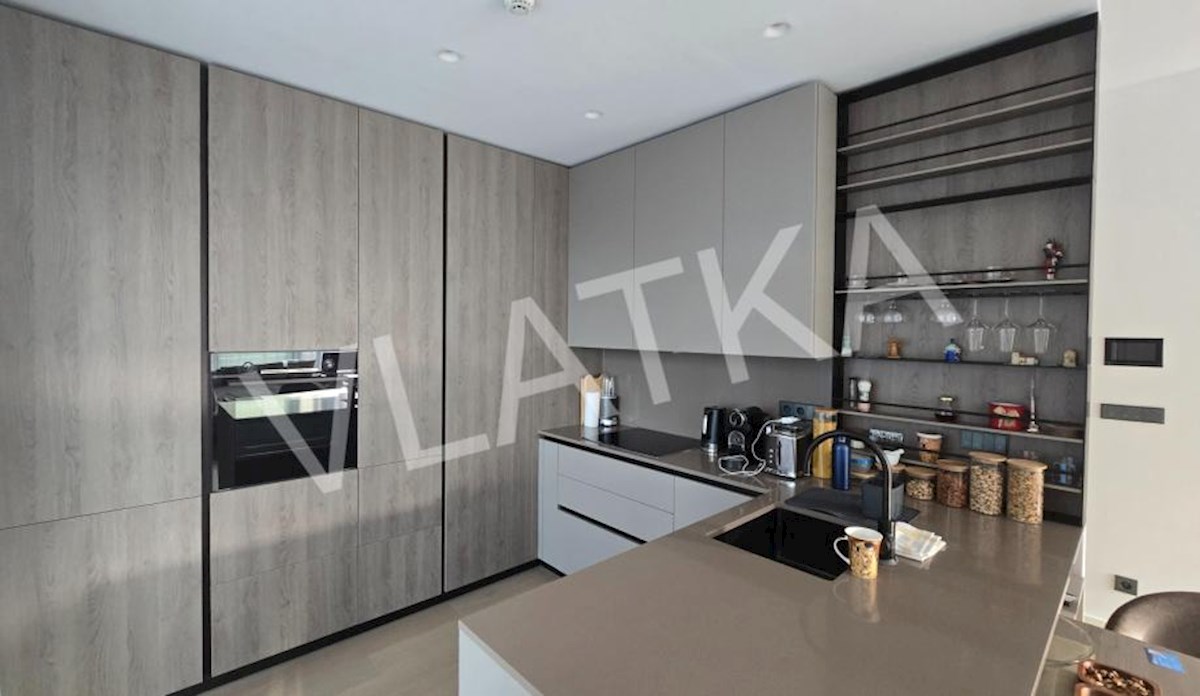 LUKSUZNO 3-SOBNO STANOVANJE S TERASO IN 2 GARAŽNIMA MESTIMA V PARKU KNEŽEVA