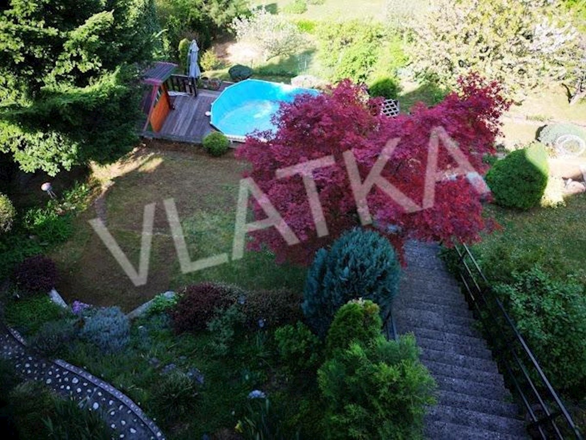IDILIČEN VRHOVEC: 2 HIŠI Z BAZENOM IN RAZGLEDOM + GRADNJA 3. HIŠE!