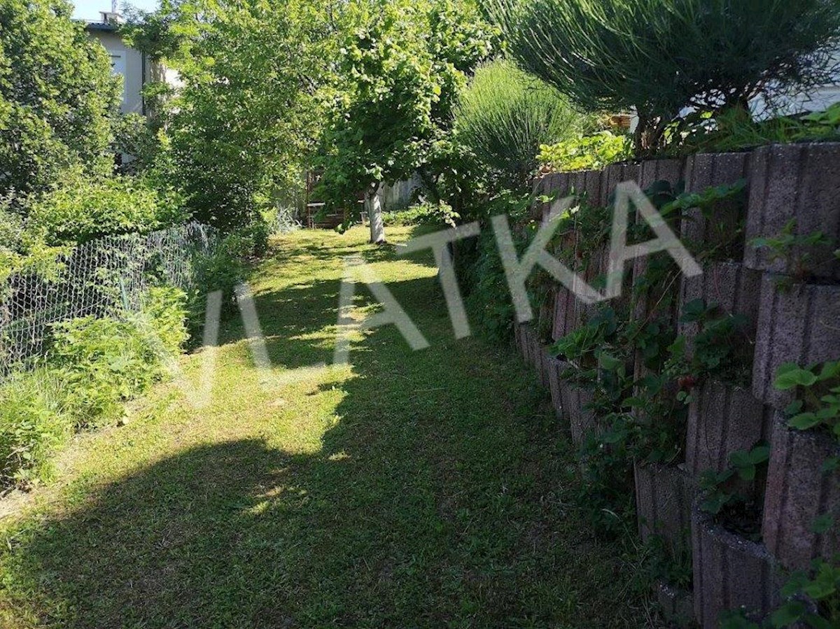 IDILIČEN VRHOVEC: 2 HIŠI Z BAZENOM IN RAZGLEDOM + GRADNJA 3. HIŠE!