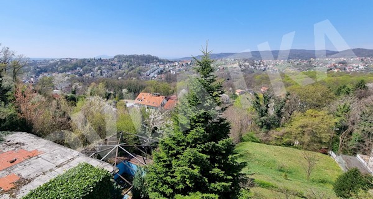 IDILIČEN VRHOVEC: 2 HIŠI Z BAZENOM IN RAZGLEDOM + GRADNJA 3. HIŠE!
