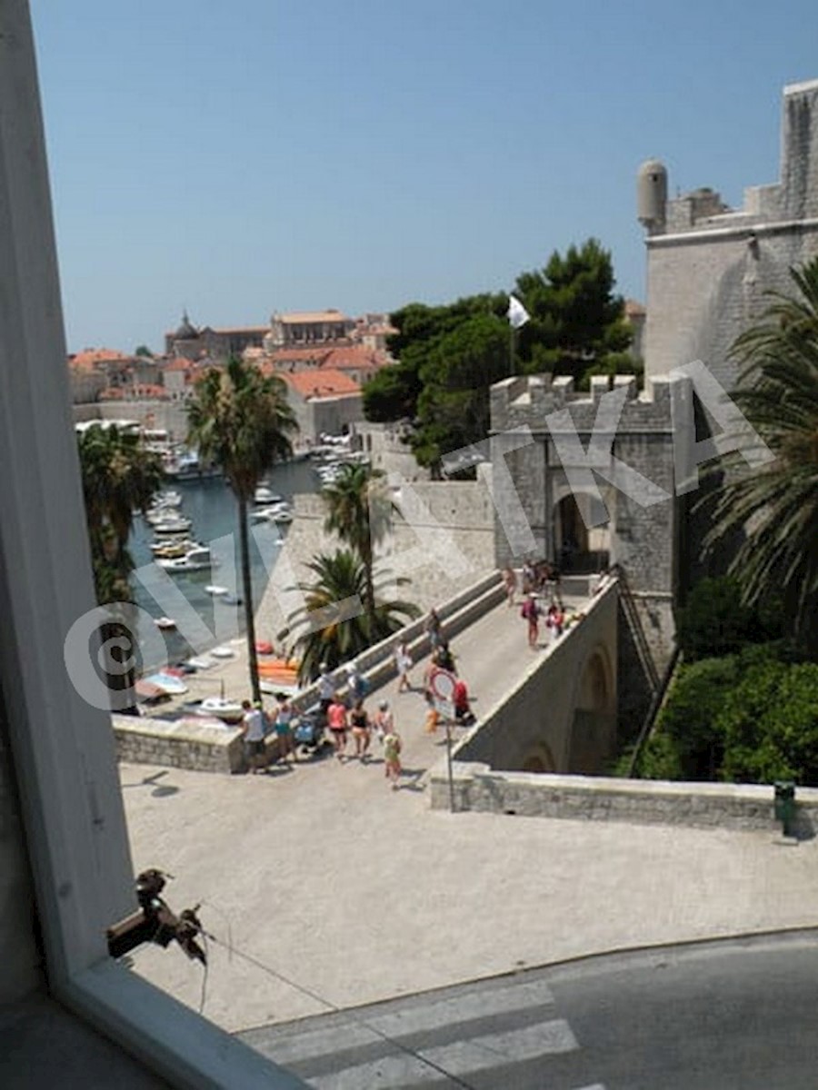 HIŠA NA SAMEM VHODU V STARO MESTO DUBROVNIKA