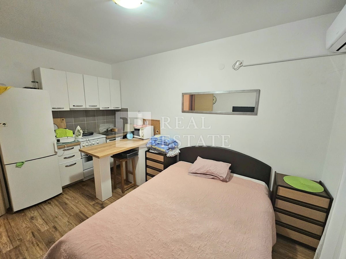 NOVI VINODOLSKI - pritlični apartma z 2 spalnicama, 2 kopalnicama in vrtom