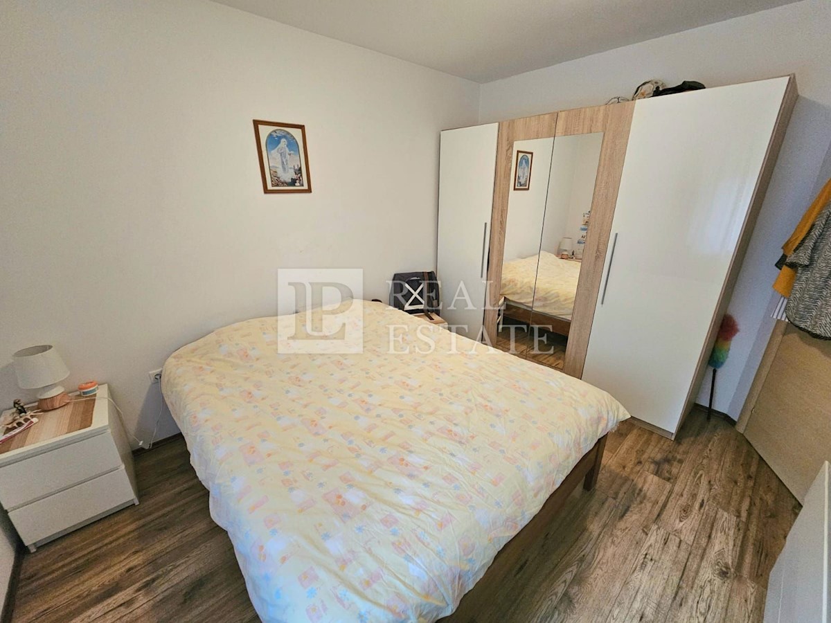 NOVI VINODOLSKI - pritlični apartma z 2 spalnicama, 2 kopalnicama in vrtom