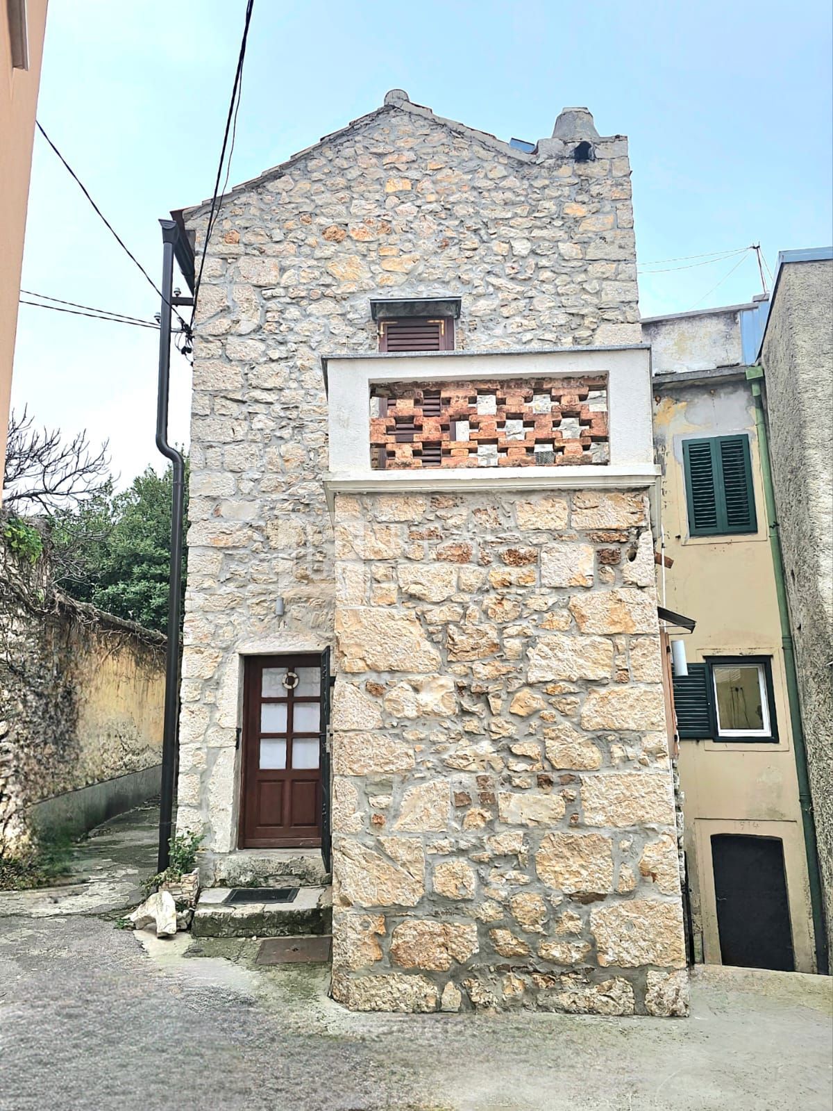 NOVI VINODOLSKI - prenovljena kamnita hiša v središču mesta