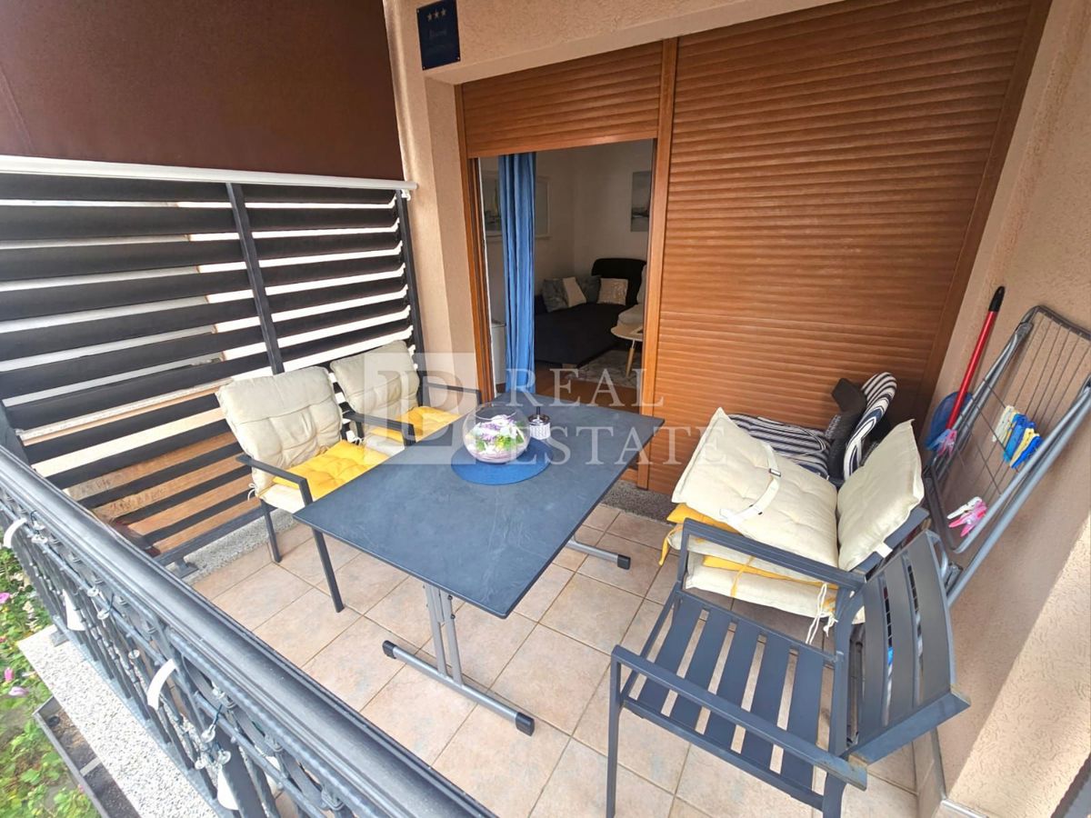 CRIKVENICA - EKSKLUZIVNA PRODAJA - atraktivno stanovanje s teraso in zasebnim parkirnim mestom
