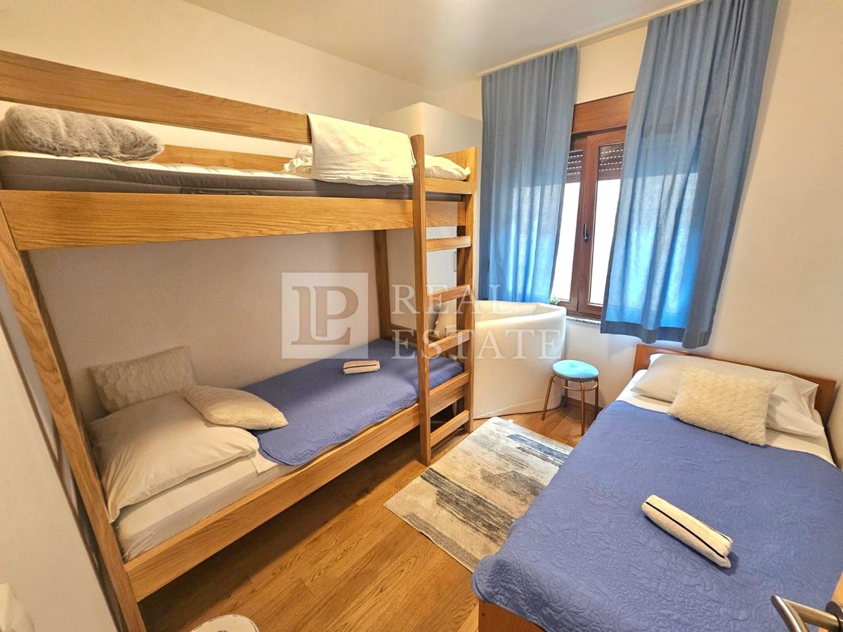 CRIKVENICA - EKSKLUZIVNA PRODAJA - atraktivno stanovanje s teraso in zasebnim parkirnim mestom