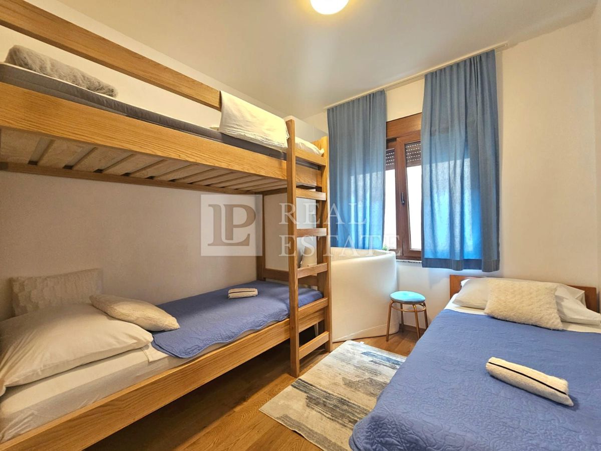 CRIKVENICA - EKSKLUZIVNA PRODAJA - atraktivno stanovanje s teraso in zasebnim parkirnim mestom
