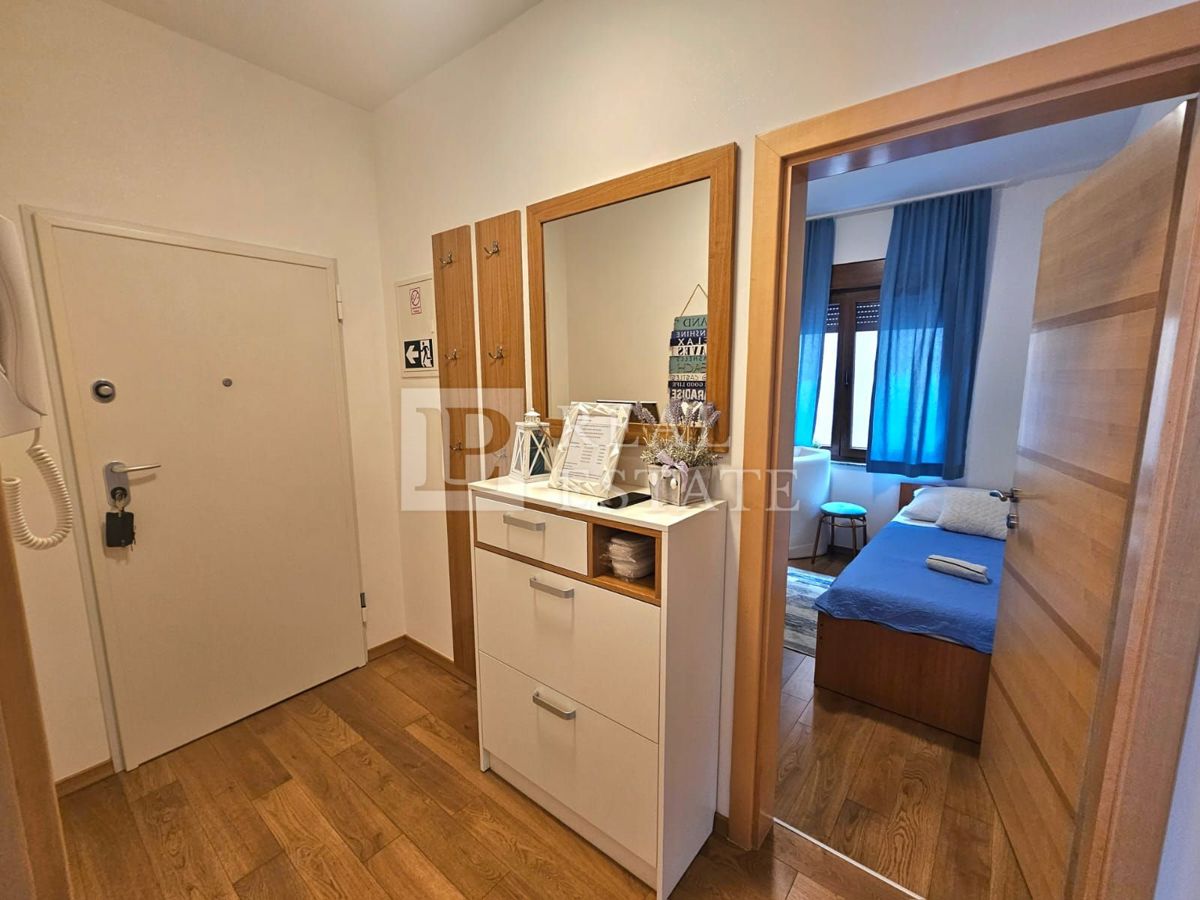CRIKVENICA - EKSKLUZIVNA PRODAJA - atraktivno stanovanje s teraso in zasebnim parkirnim mestom