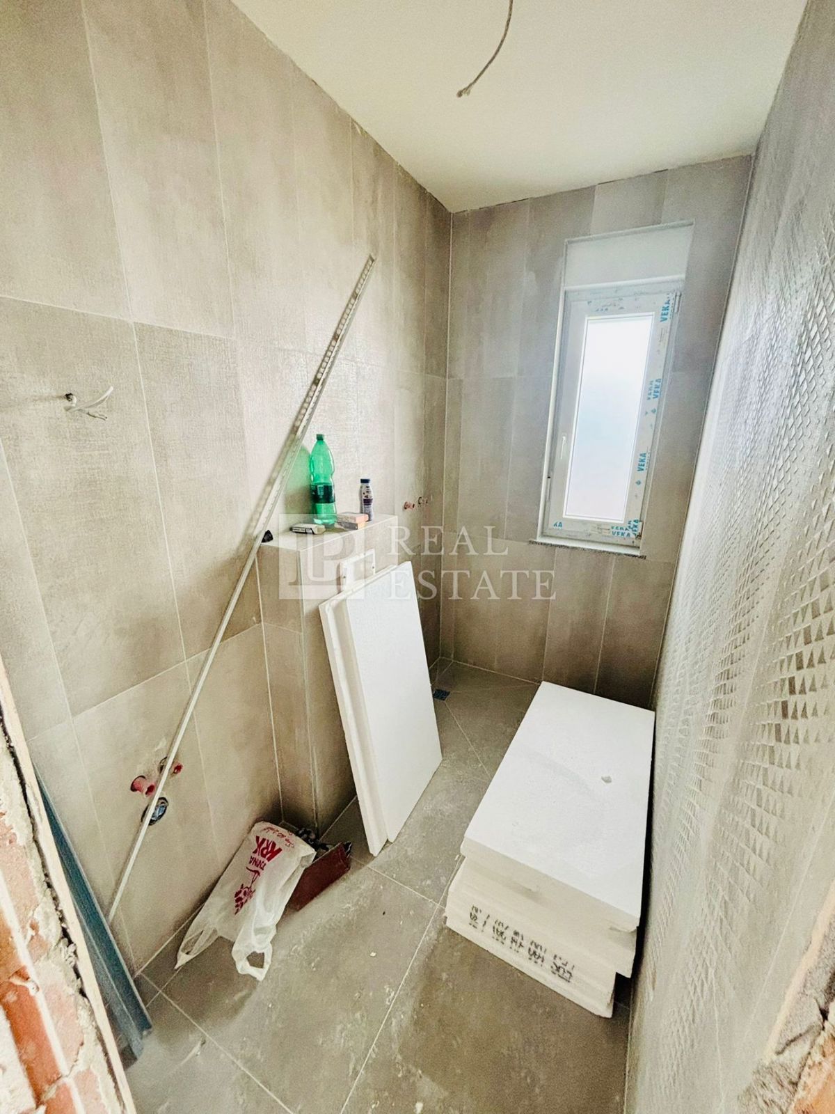 HRELJIN - dvosobno luksuzno stanovanje s teraso v novogradnji