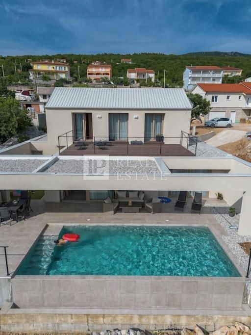 ŠMRIKA - moderna vila z bazenom