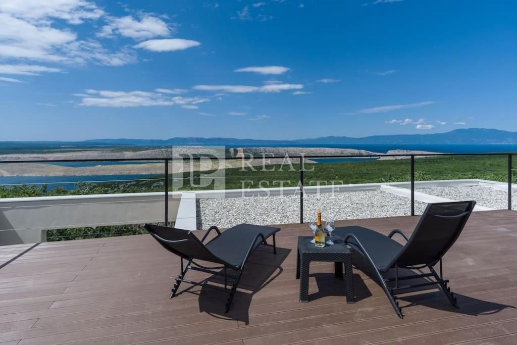 ŠMRIKA - moderna vila z bazenom