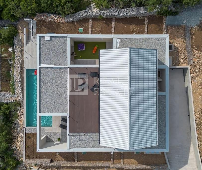 ŠMRIKA - moderna vila z bazenom