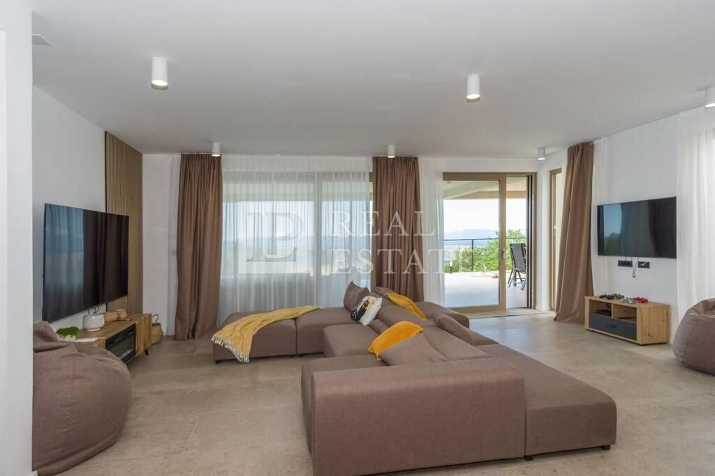 ŠMRIKA - moderna vila z bazenom