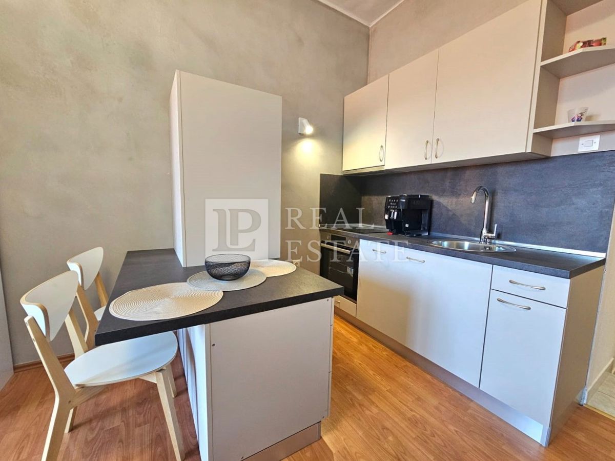 CRIKVENICA - EKSKLUZIVNA PRODAJA - čudovito opremljen apartma z odprtim pogledom na morje