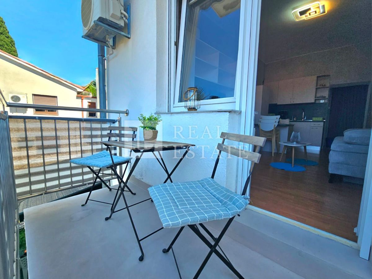 CRIKVENICA - EKSKLUZIVNA PRODAJA - čudovito opremljen apartma z odprtim pogledom na morje