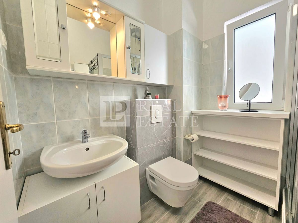 CRIKVENICA - EKSKLUZIVNA PRODAJA - čudovito opremljen apartma z odprtim pogledom na morje