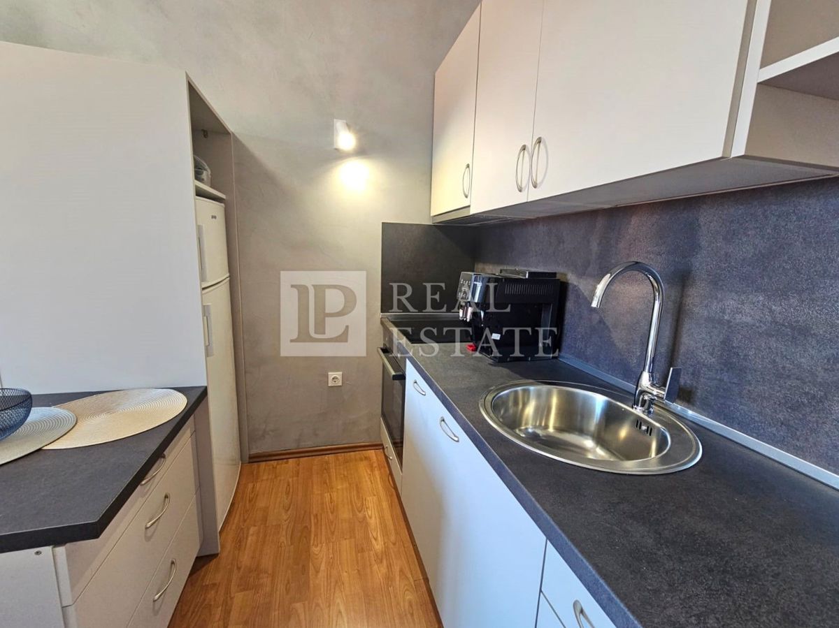 CRIKVENICA - EKSKLUZIVNA PRODAJA - čudovito opremljen apartma z odprtim pogledom na morje