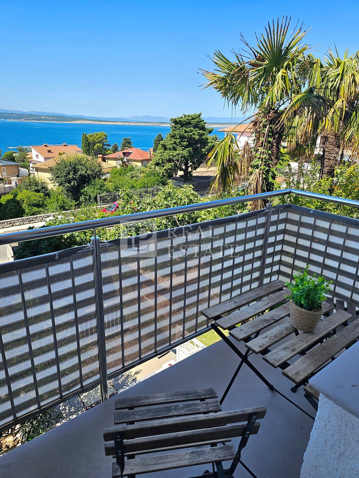 CRIKVENICA - EKSKLUZIVNA PRODAJA - čudovito opremljen apartma z odprtim pogledom na morje